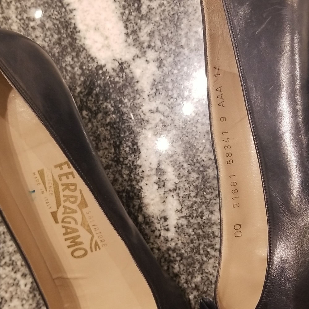 Navy Blue Bows on Toes Salvatore Feragamo 9AAA - Picture 7 of 13
